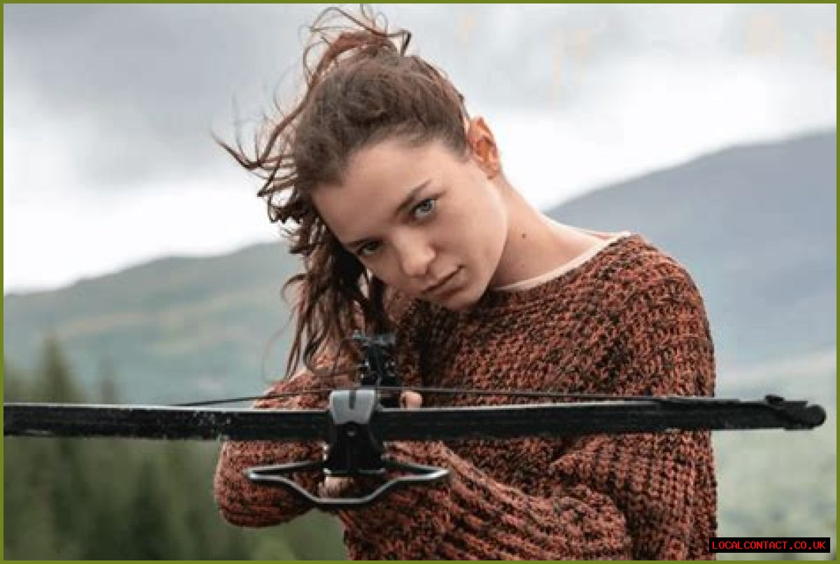 How tall is Esme Creed-Miles